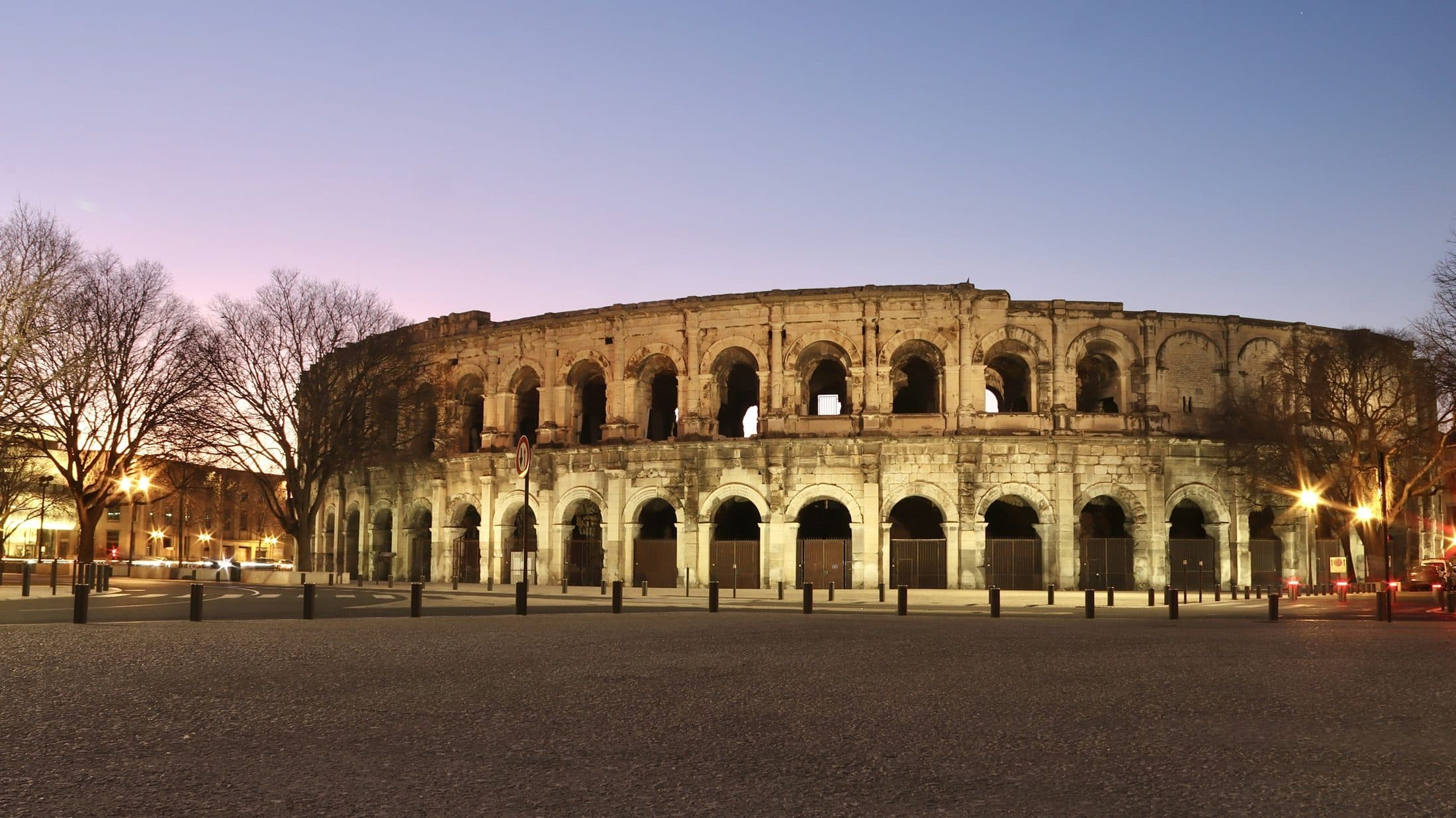 Les arènes de Nîmes éclairées à la tombée du jour