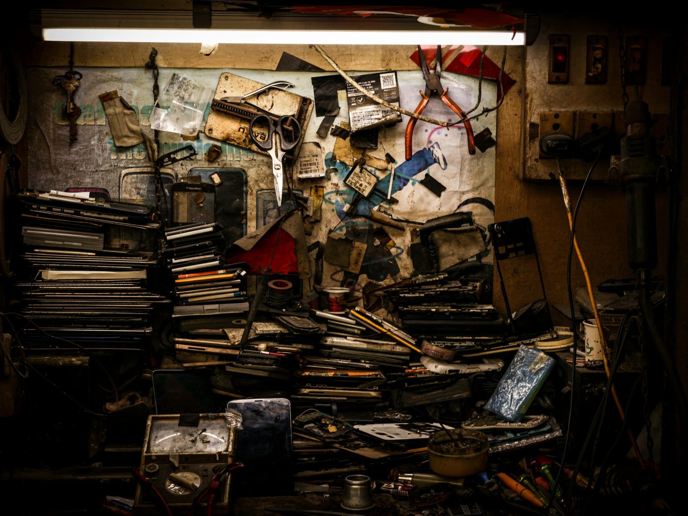 Amoncellement d'objets occupant toute une pièce d'habitation