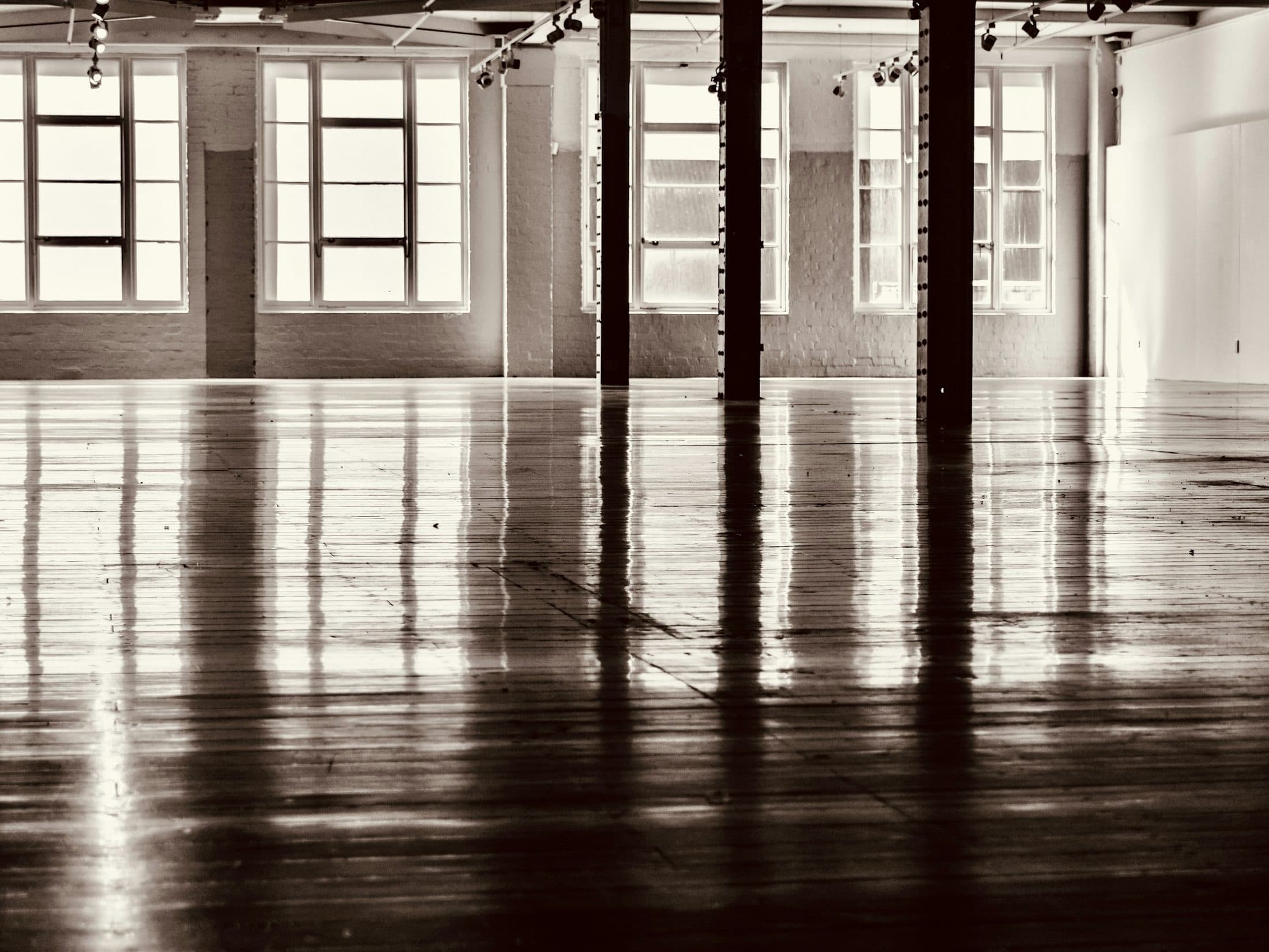 Atelier aux grandes verrières, sol réfléchissant entre les piliers