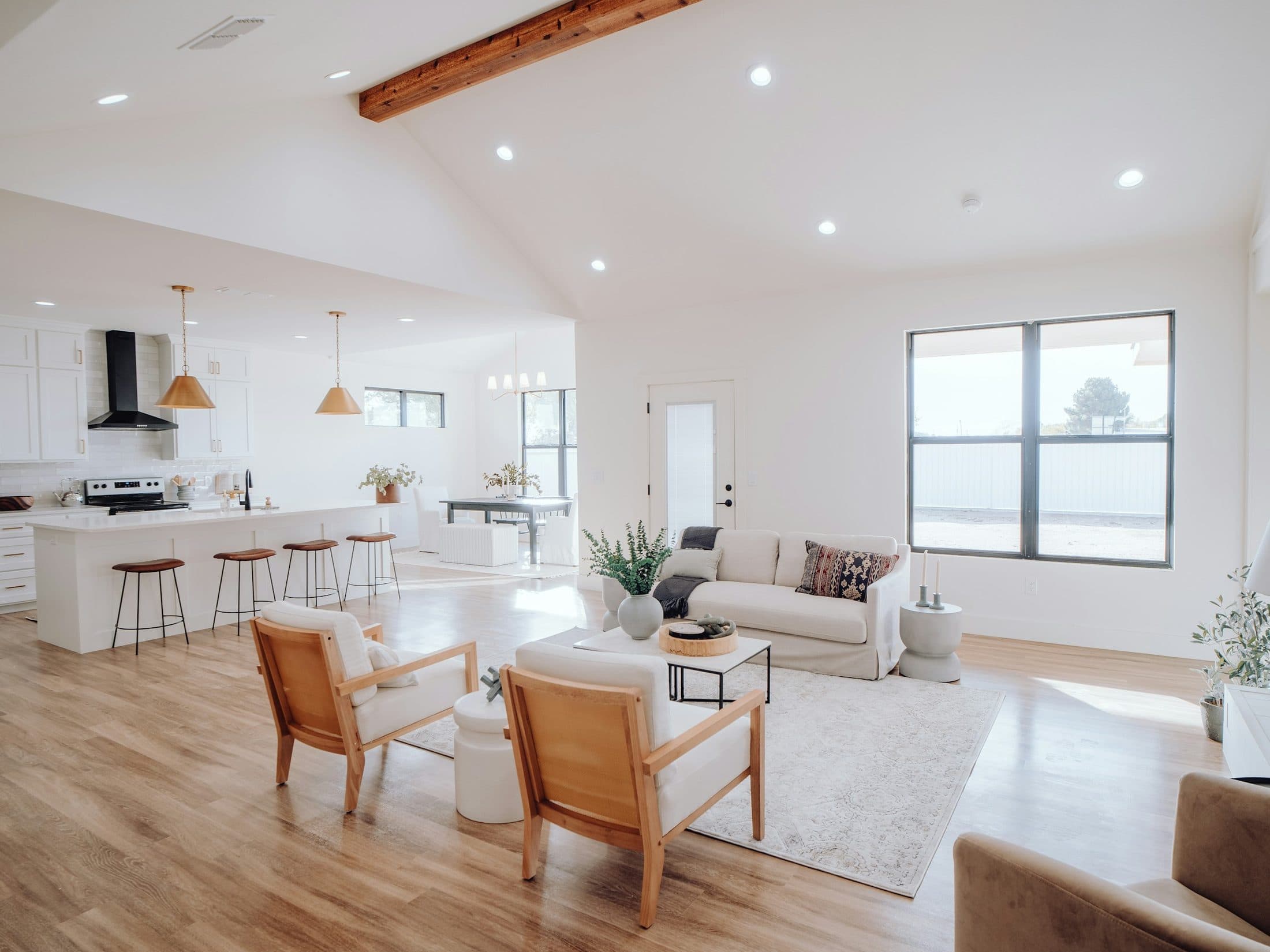 Séjour ouvert sur la cuisine, mobilier en place