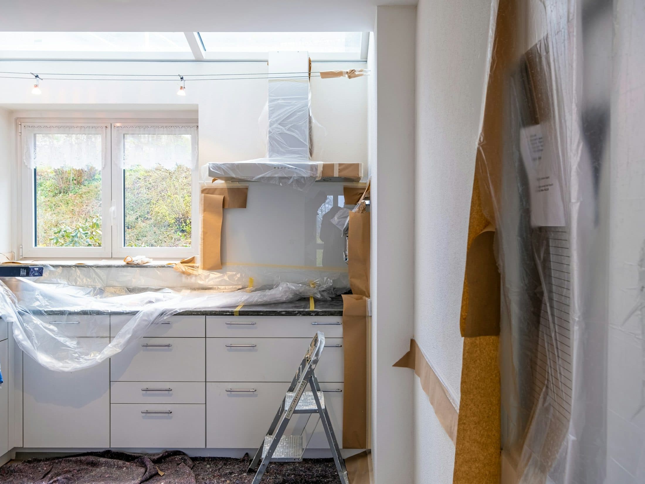 Cuisine protégée sous bâche pendant des travaux