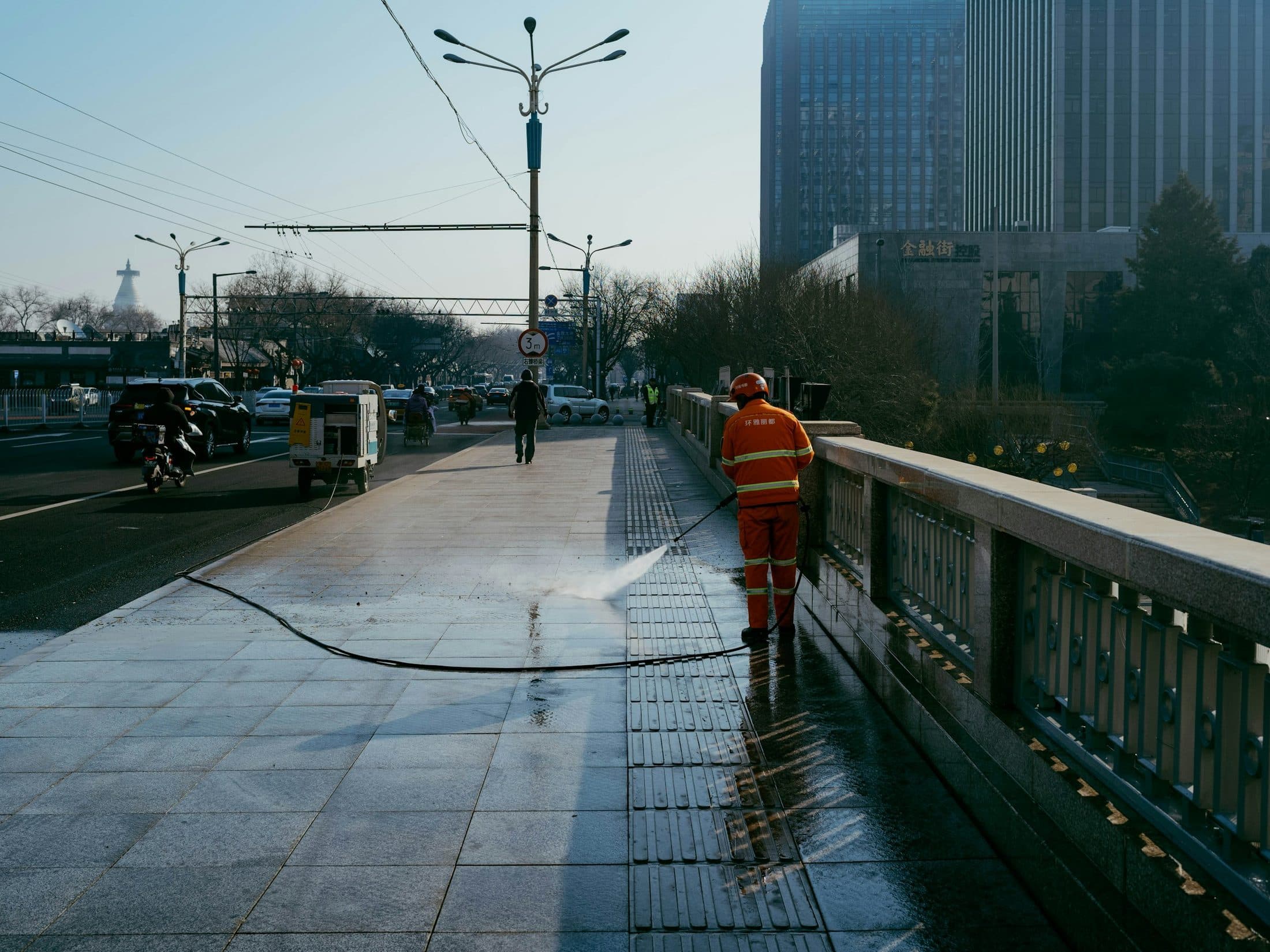 Lance à eau reprenant un trottoir souillé