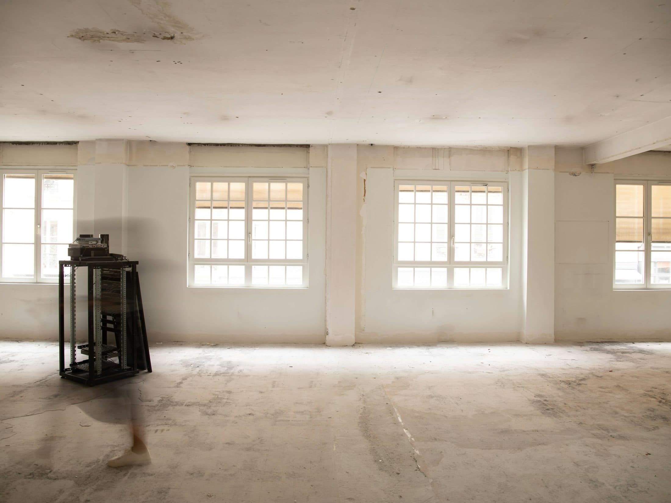 Logement vide aux trois fenêtres, prêt pour un état des lieux