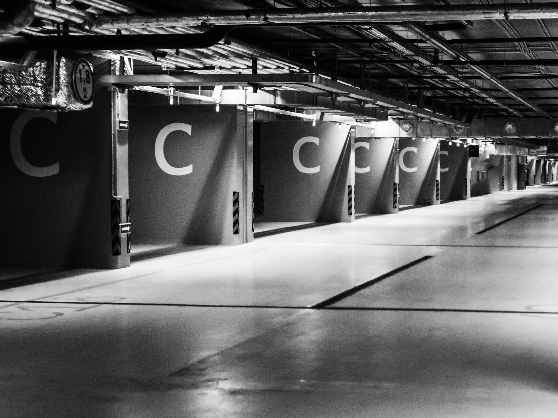 Places de stationnement marquées au sol dans un sous-sol