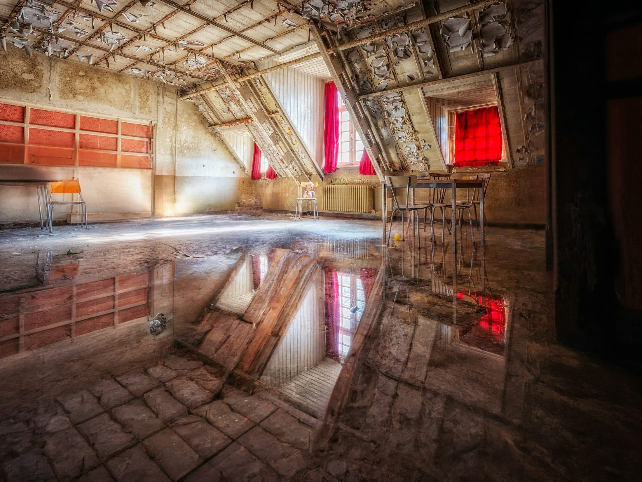Sol inondé renvoyant la lumière des fenêtres
